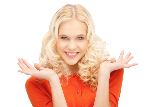 Photo beautiful woman showing something on the palms of her hands