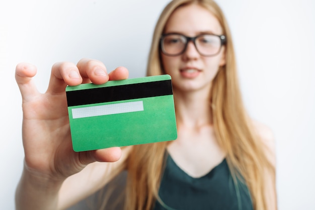 Photo beautiful woman shows credit card