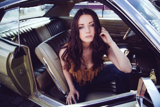 Photo beautiful woman sitting in car