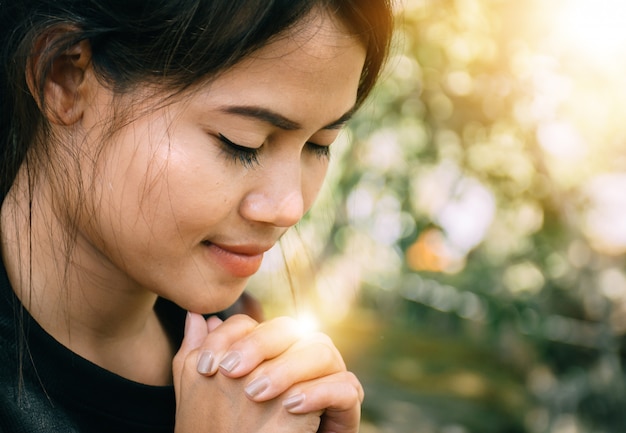 Photo beautiful woman sitting in prayer.