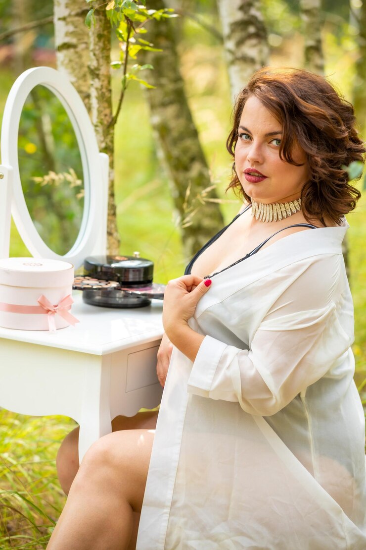 Photo beautiful woman sitting on table