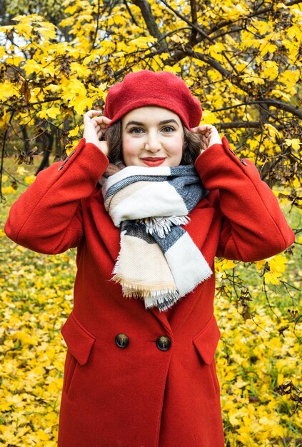 Foto la bella donna sorride nel parco autunnale