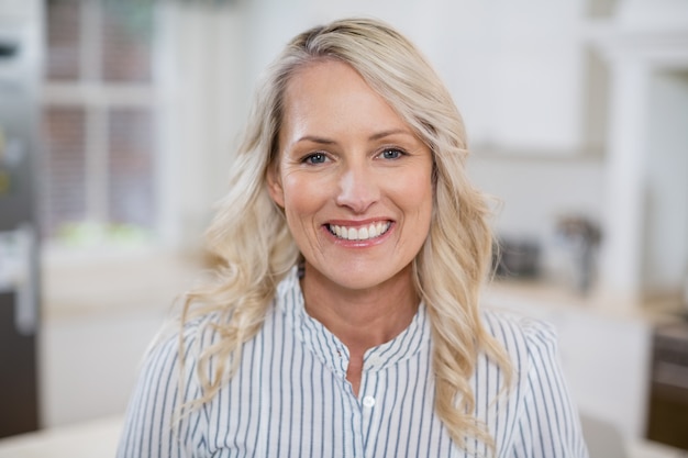 Photo beautiful woman smiling at home