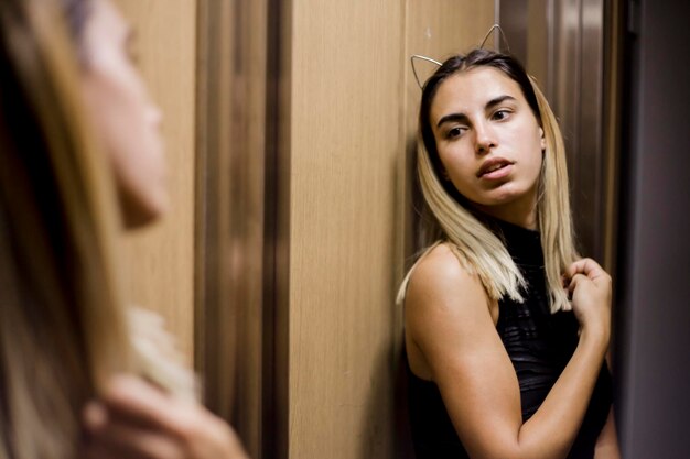 Photo beautiful woman standing against mirror at home