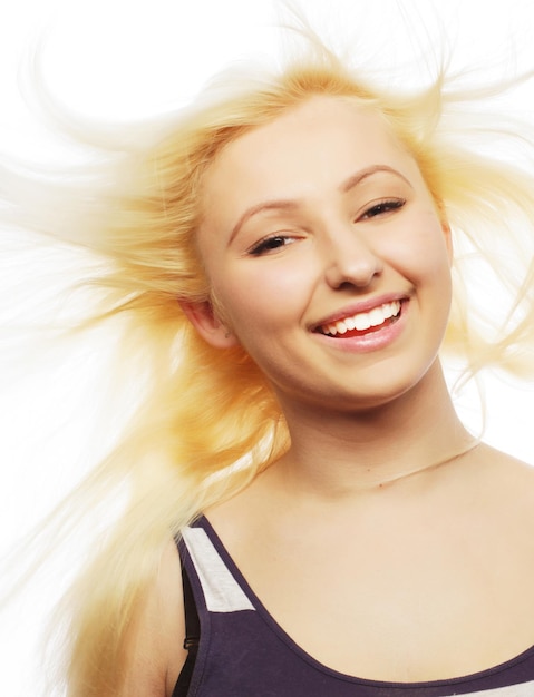 Foto bella donna in studio con il vento sui capelli