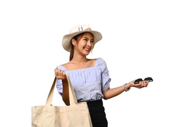 색 배경에 고립 된 여름 모자와 캐주얼 옷을 입은 아름다운 여성 휴가 여행 개념