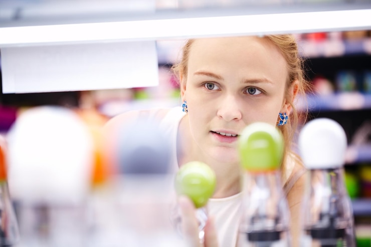 Photo beautiful woman in supermarket