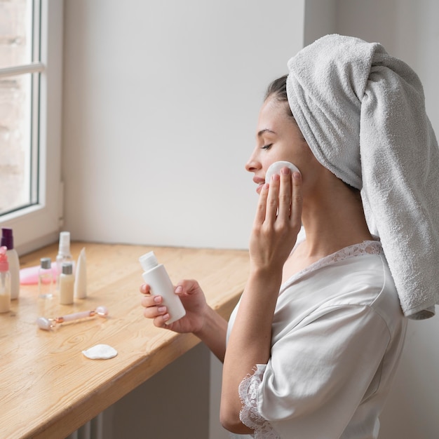 Photo beautiful woman taking care of herself