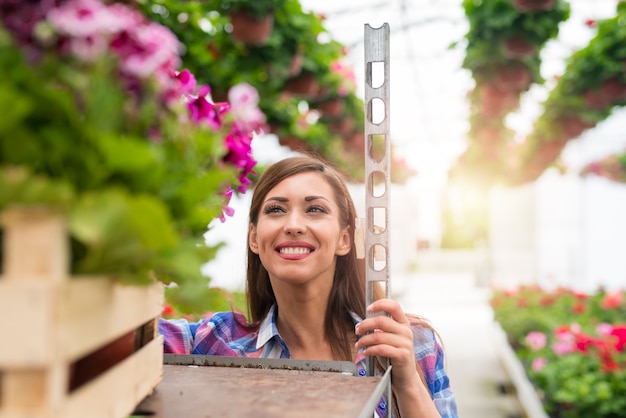 植物の世話をする美しい女性。