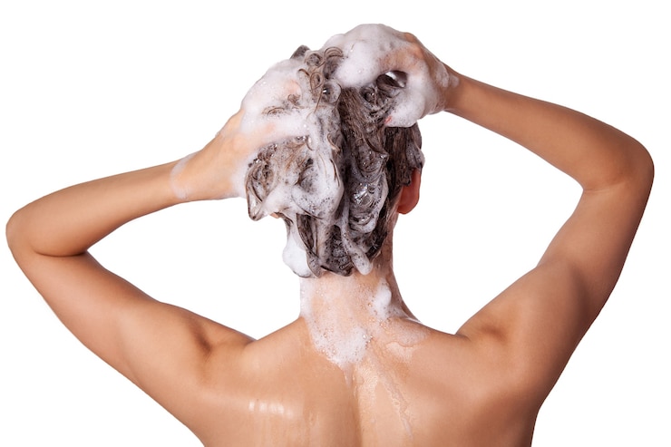 Photo beautiful woman taking a shower and shampooing her hair. washing hair with shampoo. studio shot isolated on white background.
