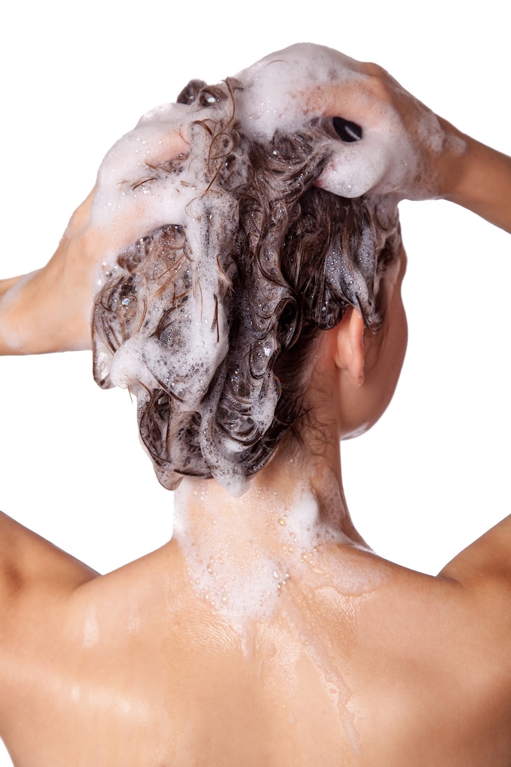 Photo beautiful woman taking a shower and shampooing her hair. washing hair with shampoo. studio shot isolated on white background.