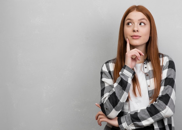 Foto bella donna che pensa con lo spazio della copia