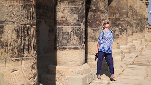 Bella donna turistica nel complesso del tempio di philae tempio di iside philae agilkia island aswan egitto