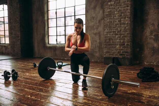 写真 美しい女性のトレーニングとジムでのファンクショナルトレーニング