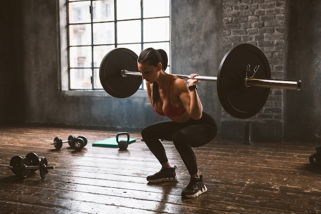 Foto bella donna che si allena e fa un allenamento funzionale in palestra