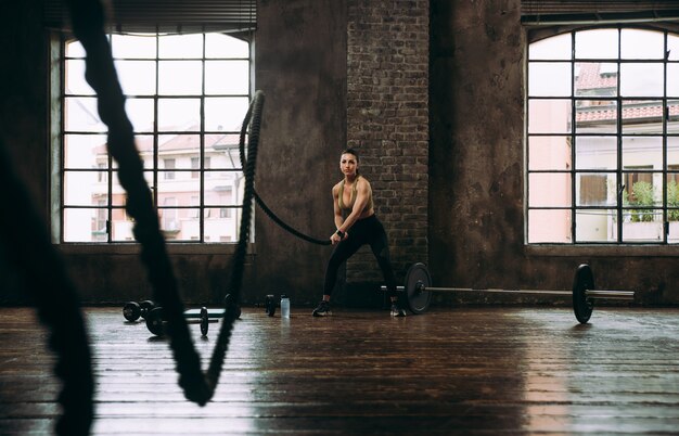 Bella donna che si allena e fa un allenamento funzionale in palestra