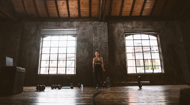 Bella donna che si allena e fa un allenamento funzionale in palestra