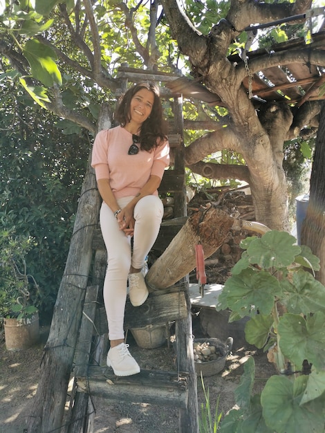 Foto bella donna in una casa sull'albero