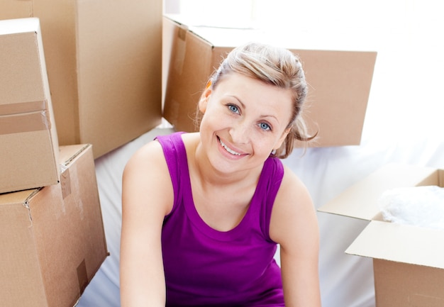 Photo beautiful woman unpacking box