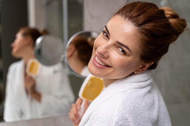 写真 それを乾燥させた後、ヘアブラシを使用して美しい女性