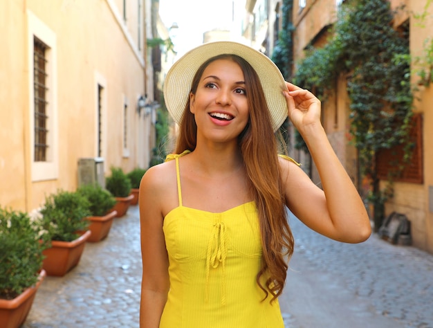 Foto bella donna che cammina nel quartiere di trastevere roma, italia