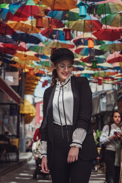 아름다운 여성이 Beyoglu 지역의 인기 있는 Istiklal streeta를 걷고 있습니다.IstanbulTurkey Istanbul의 유명한 거리