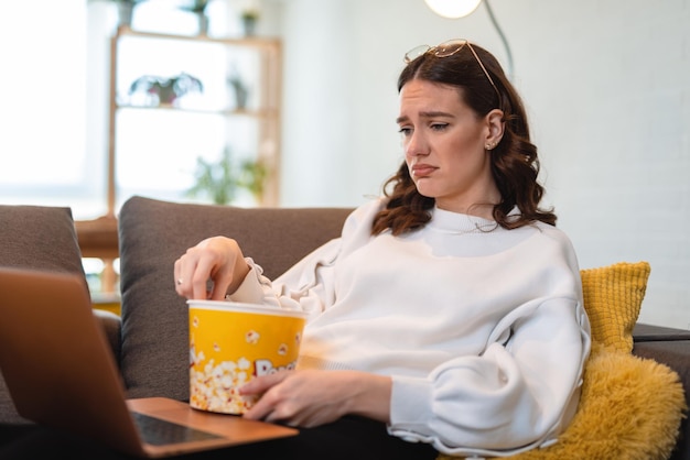 Photo beautiful woman watching sad movie. the woman made a sad face looking movie