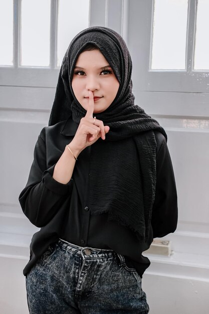 Photo beautiful woman wearing hijab is posing in a cafe