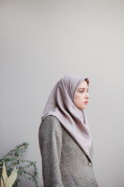 Foto bella donna che indossa l'hijab