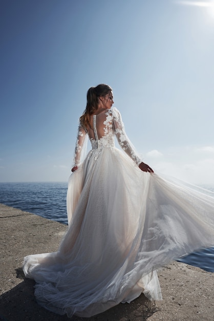 Foto bella donna in un abito da sposa