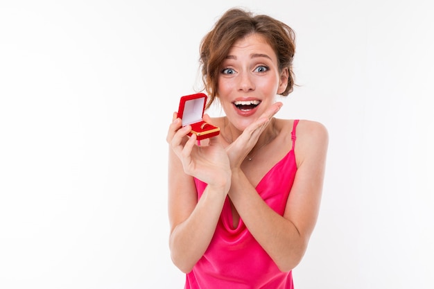 Foto bella donna che ha presentato una proposta di matrimonio