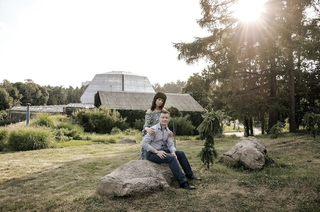 写真 公園で男と美しい女性