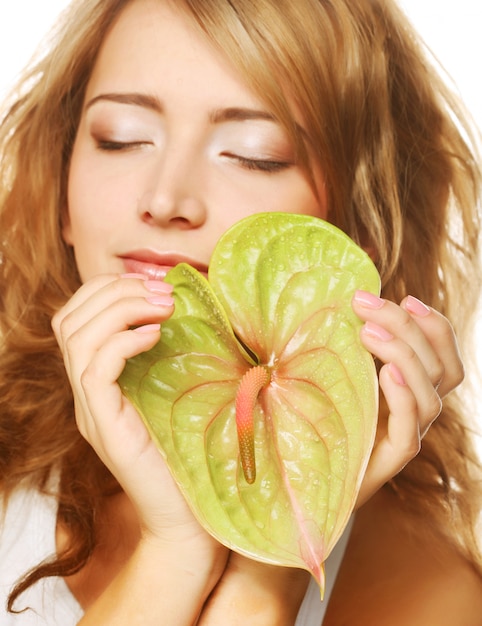 Foto bella donna con foglia di anthurium