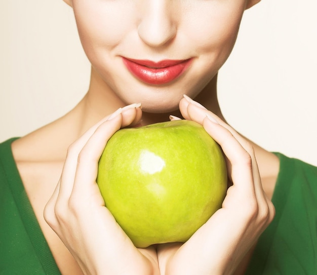 写真 リンゴと美しい女性