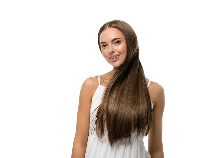 Photo beautiful woman with beautiful long smooth flying hair in white dress over color background