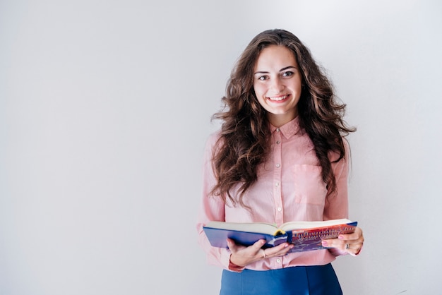 Bella donna con libro in studio