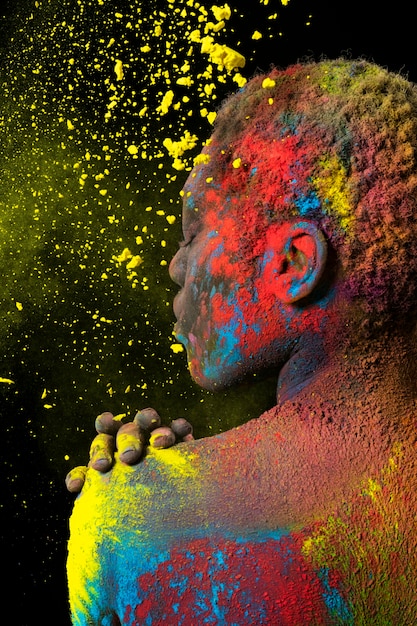 Photo beautiful woman with colorful powder close up