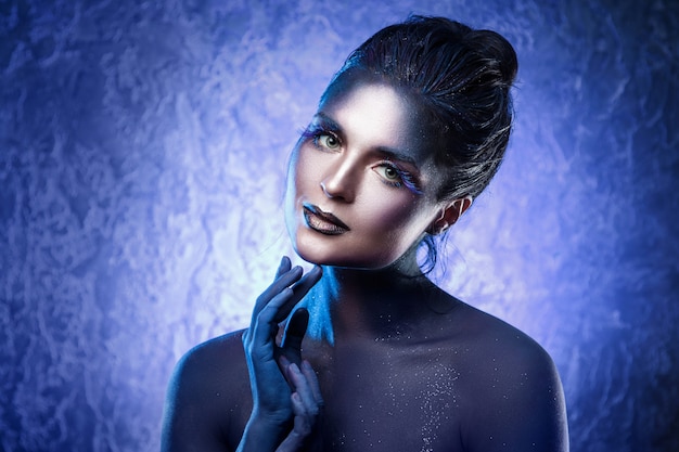 Foto bella donna con un trucco creativo e body art