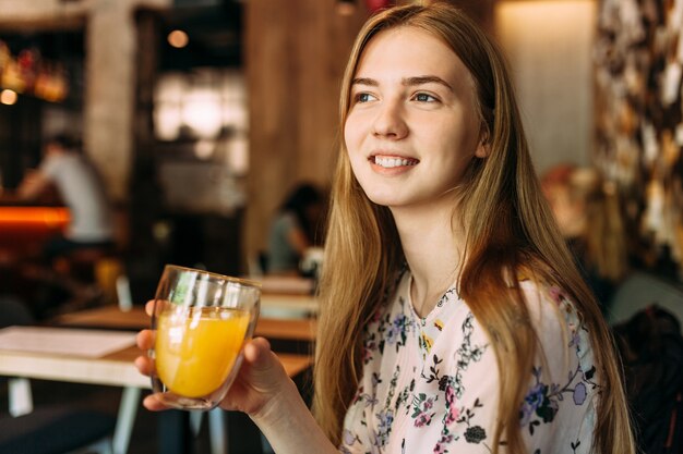 カフェ、休憩、休憩でカップを持つ美しい女性