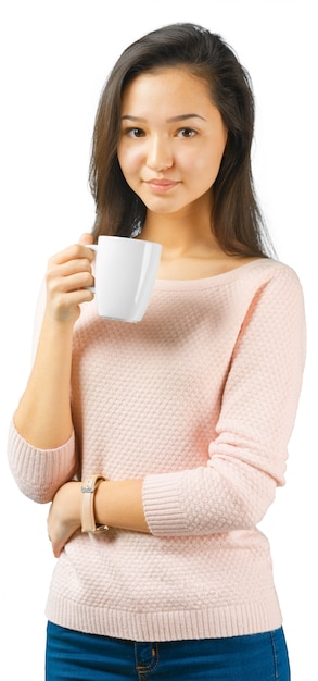 お茶やコーヒーのカップを持つ美しい女性