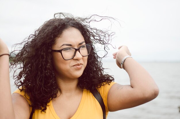 Photo beautiful woman with curly hair