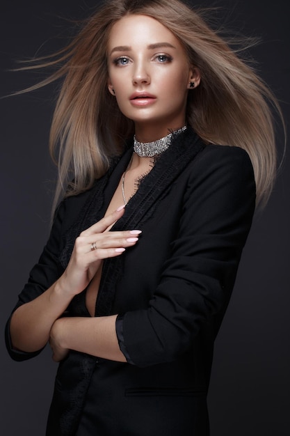 Photo beautiful woman with evening makeup and long straight hair smoky eyes fashion photo