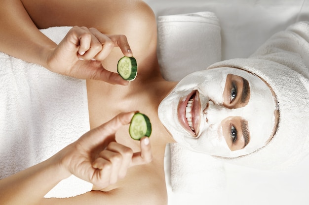 Foto bella donna con una maschera peeling viso