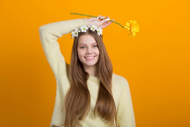 花の花輪を持つ美しい女性