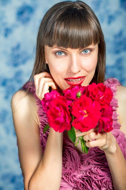 Foto bella donna con fiori felice sorridente