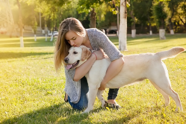 Bella donna con il suo cane