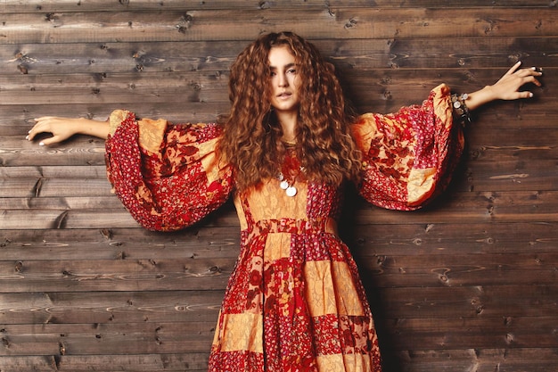 Photo beautiful woman with long curly hair in bohemian dress