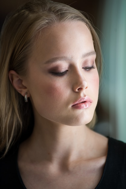 Bella donna con il trucco al chiuso