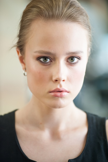 Foto bella donna con il trucco al chiuso