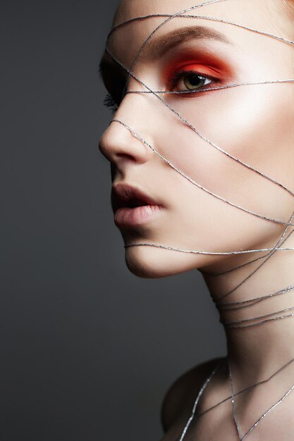 Photo beautiful woman with makeup and silver thread